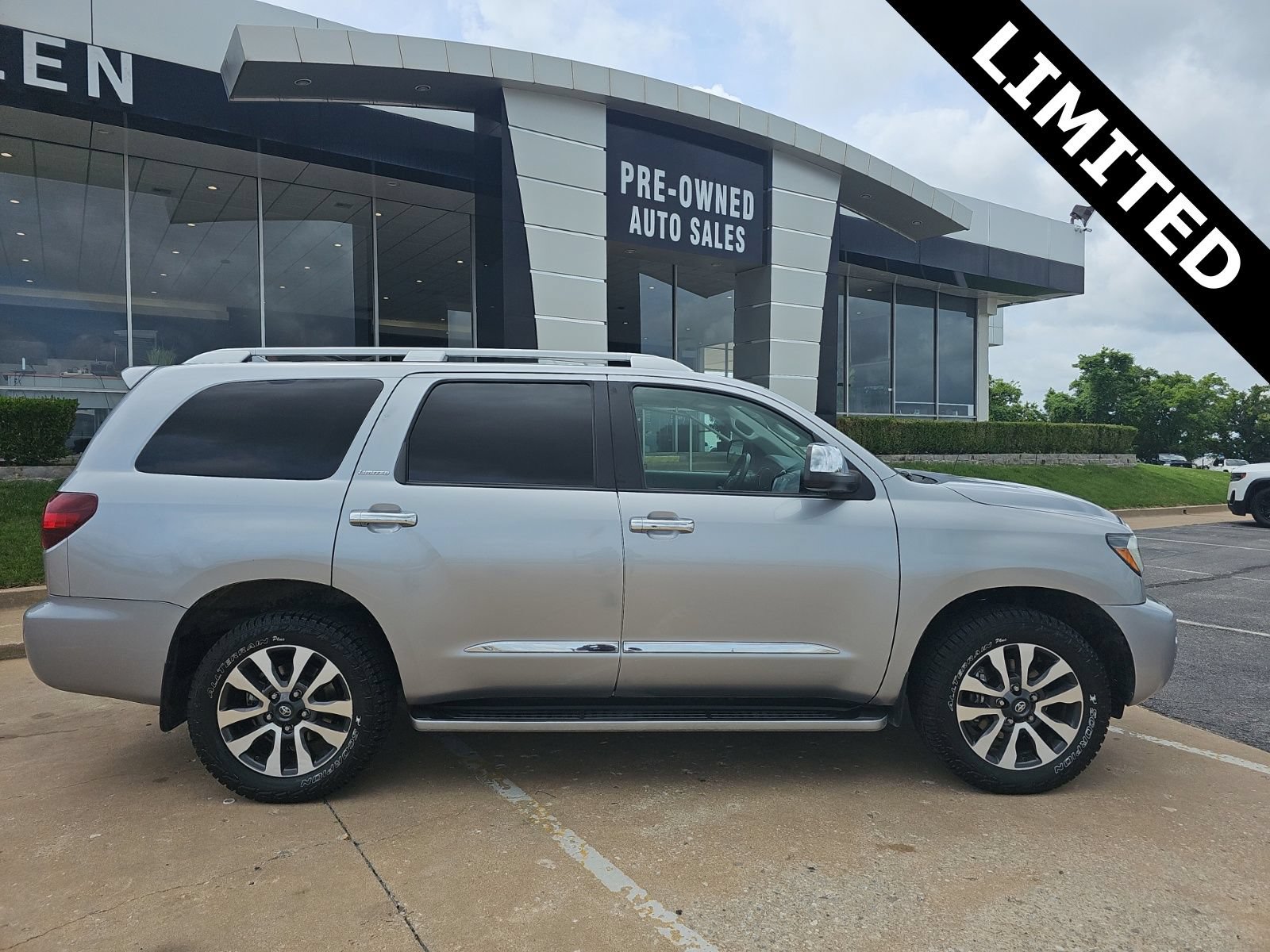 Used 2018 Toyota Sequoia Limited w/ Safety & Convenience Package AWD/4WD image 2