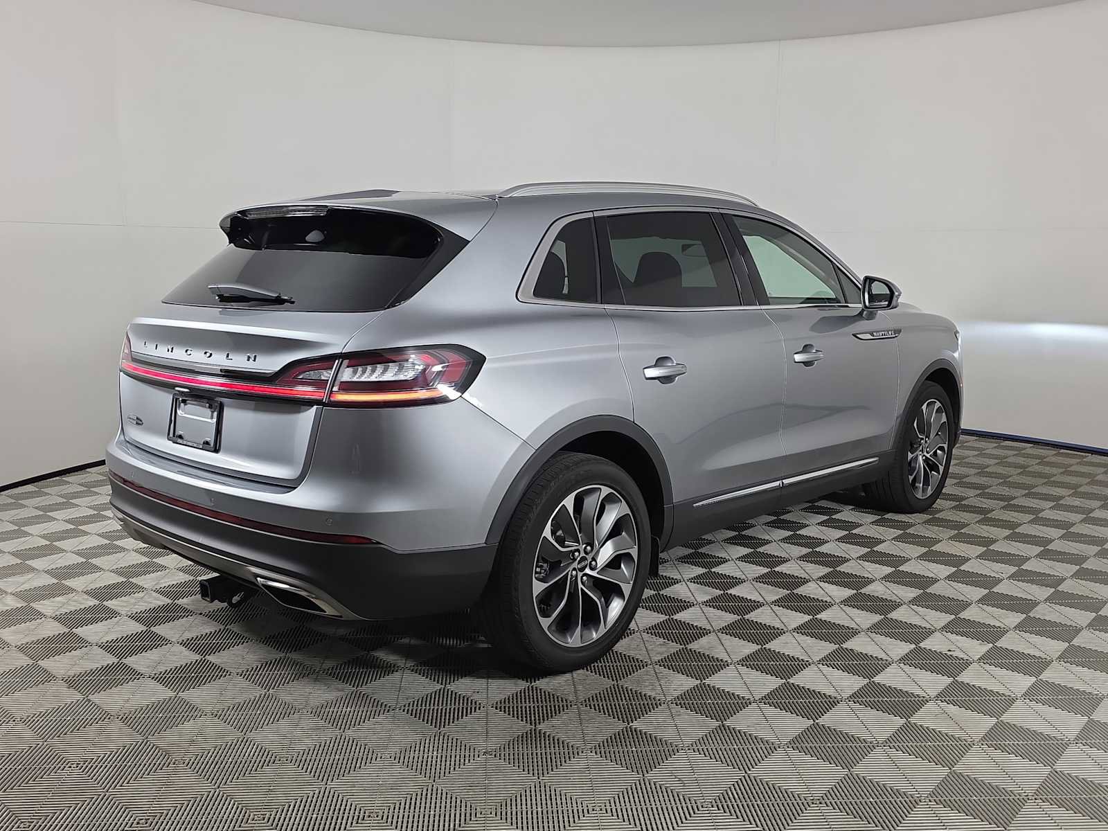 Used 2022 Lincoln Nautilus Reserve image 16