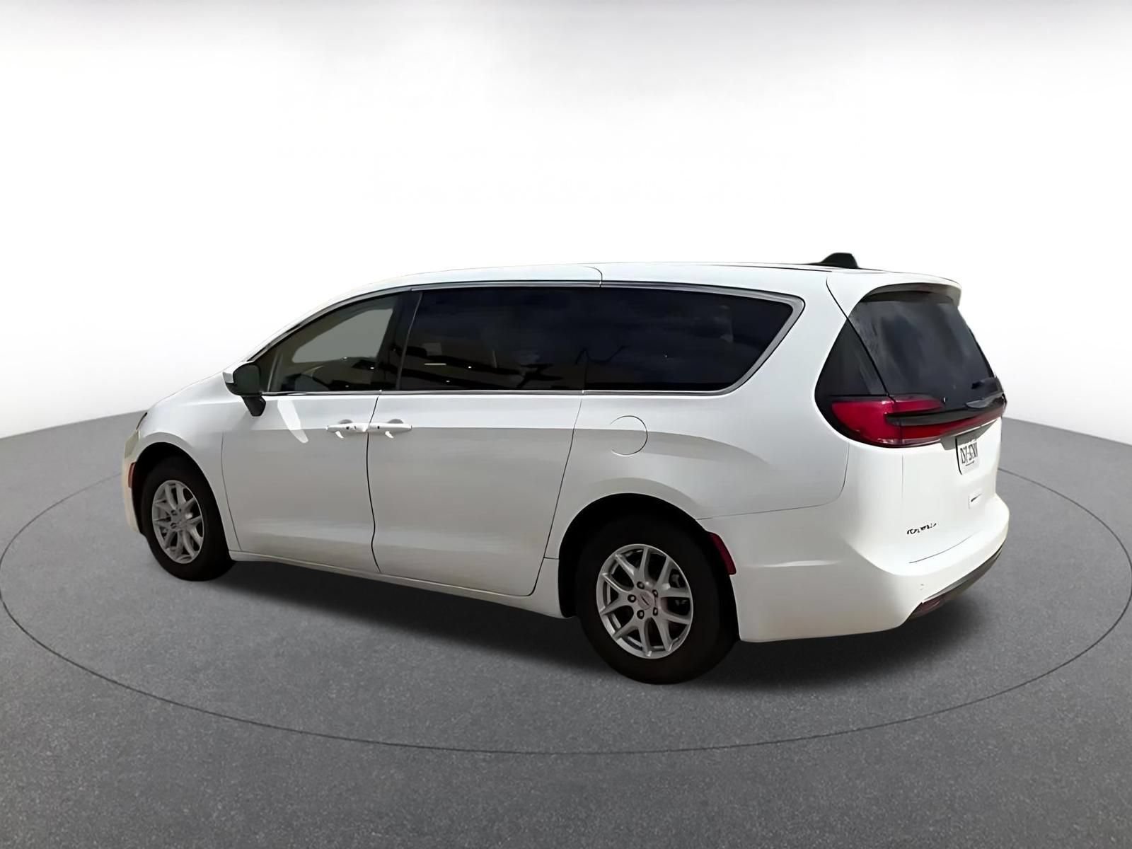 Used 2023 Chrysler Pacifica Touring-L FWD image 10
