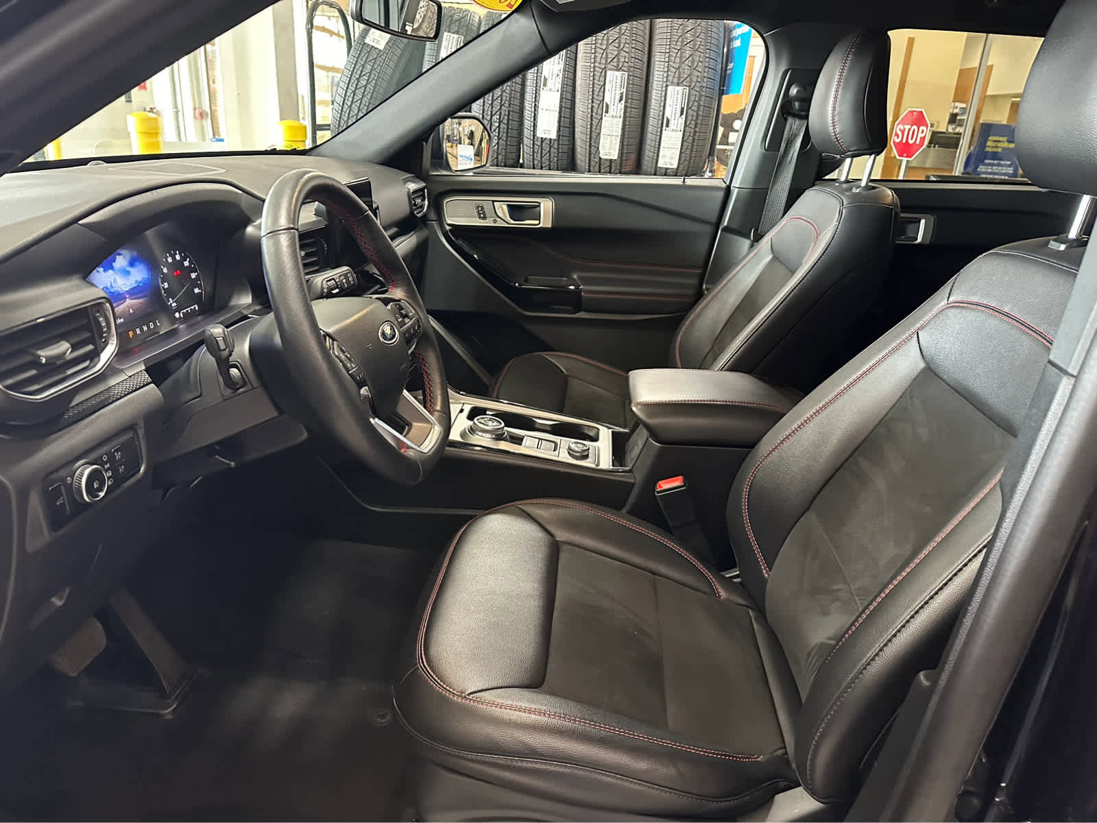 Used 2024 Ford Explorer ST-Line w/ Class IV Trailer Tow Package AWD/4WD image 25