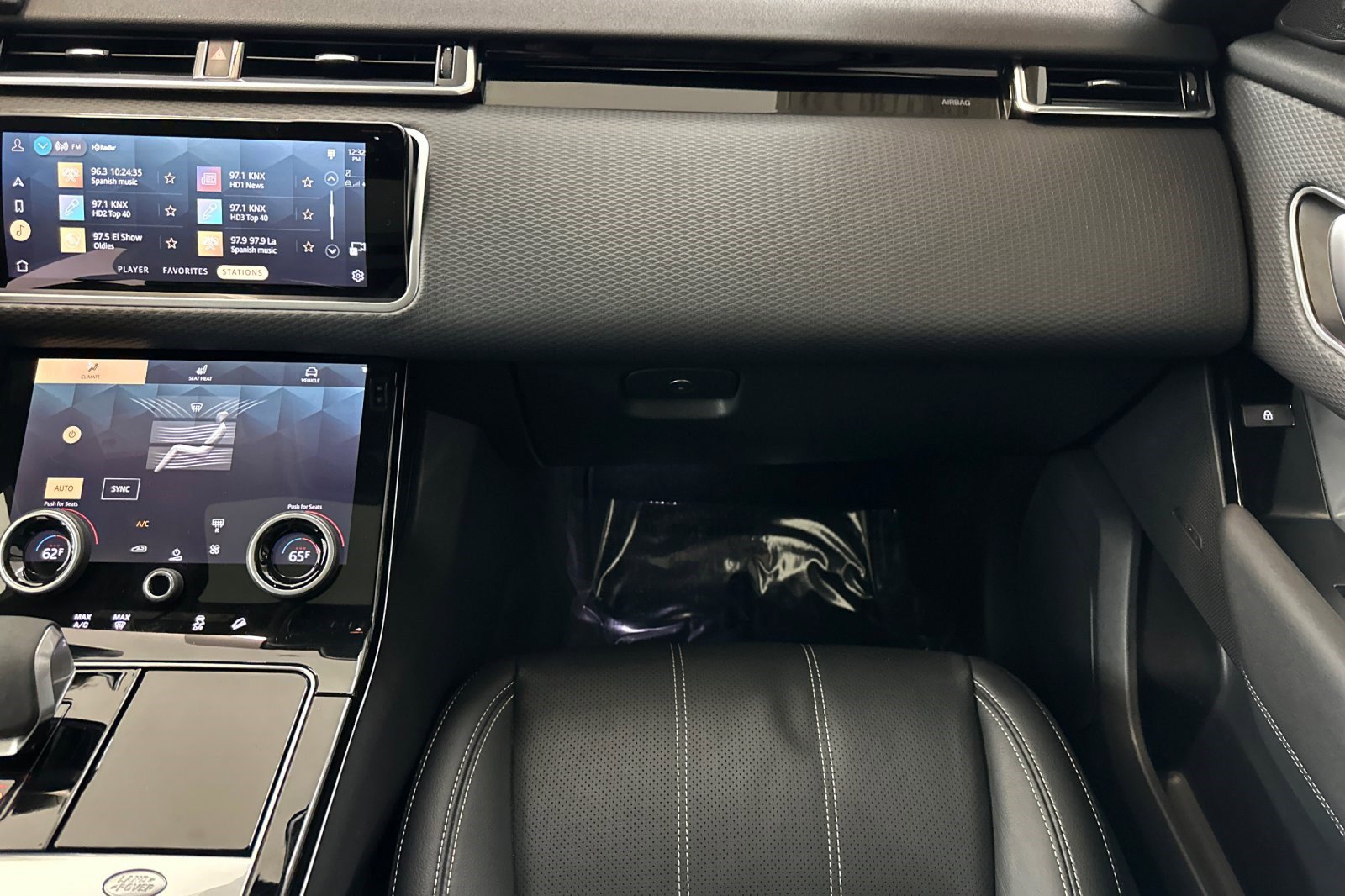 Used 2023 Land Rover Range Rover Velar R-Dynamic S image 29