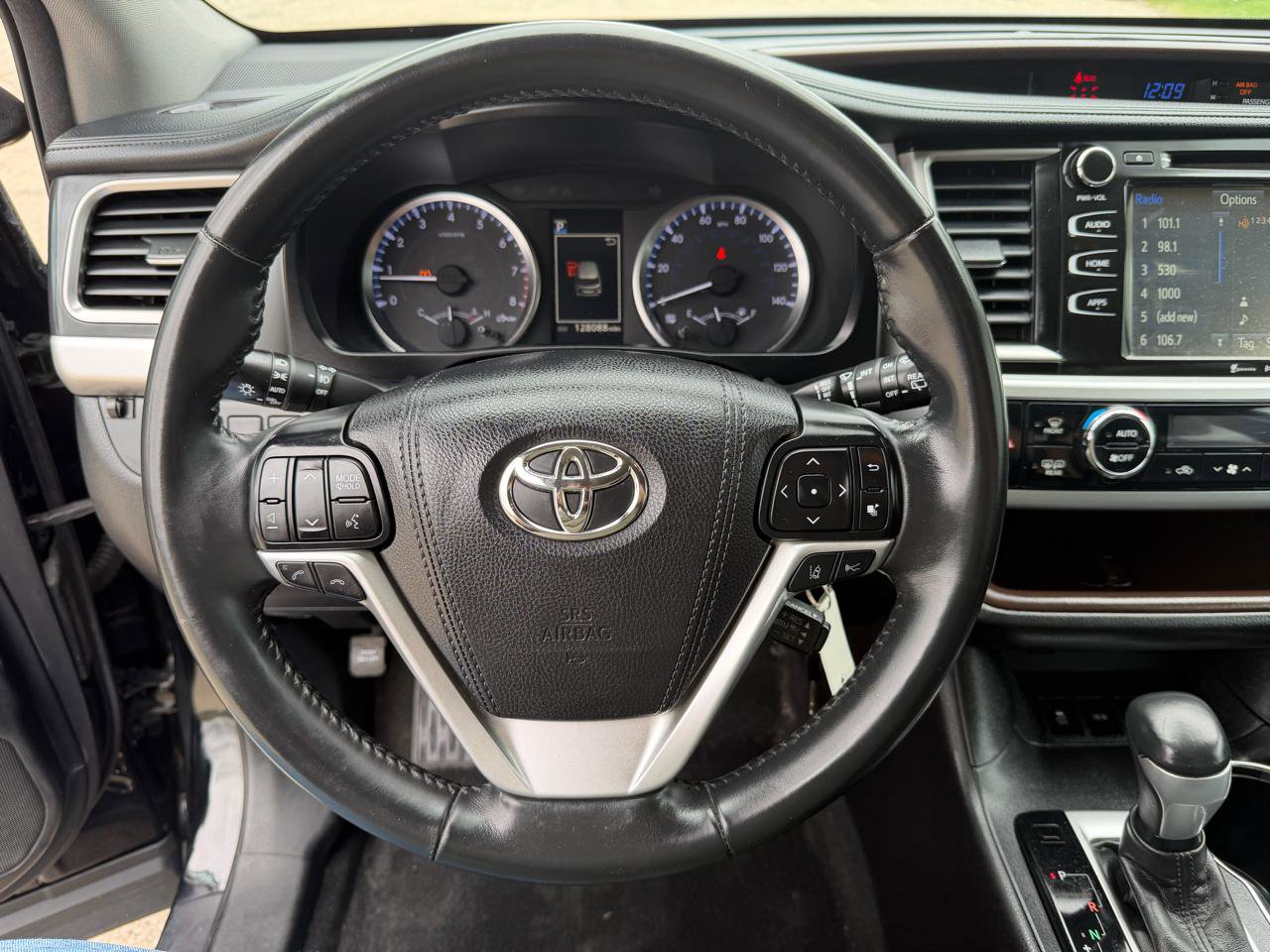 Used 2017 Toyota Highlander Plus AWD/4WD image 17