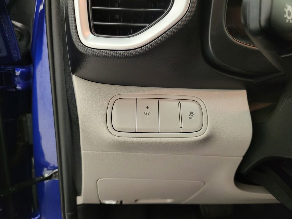 Used 2025 Hyundai Venue SEL image 27