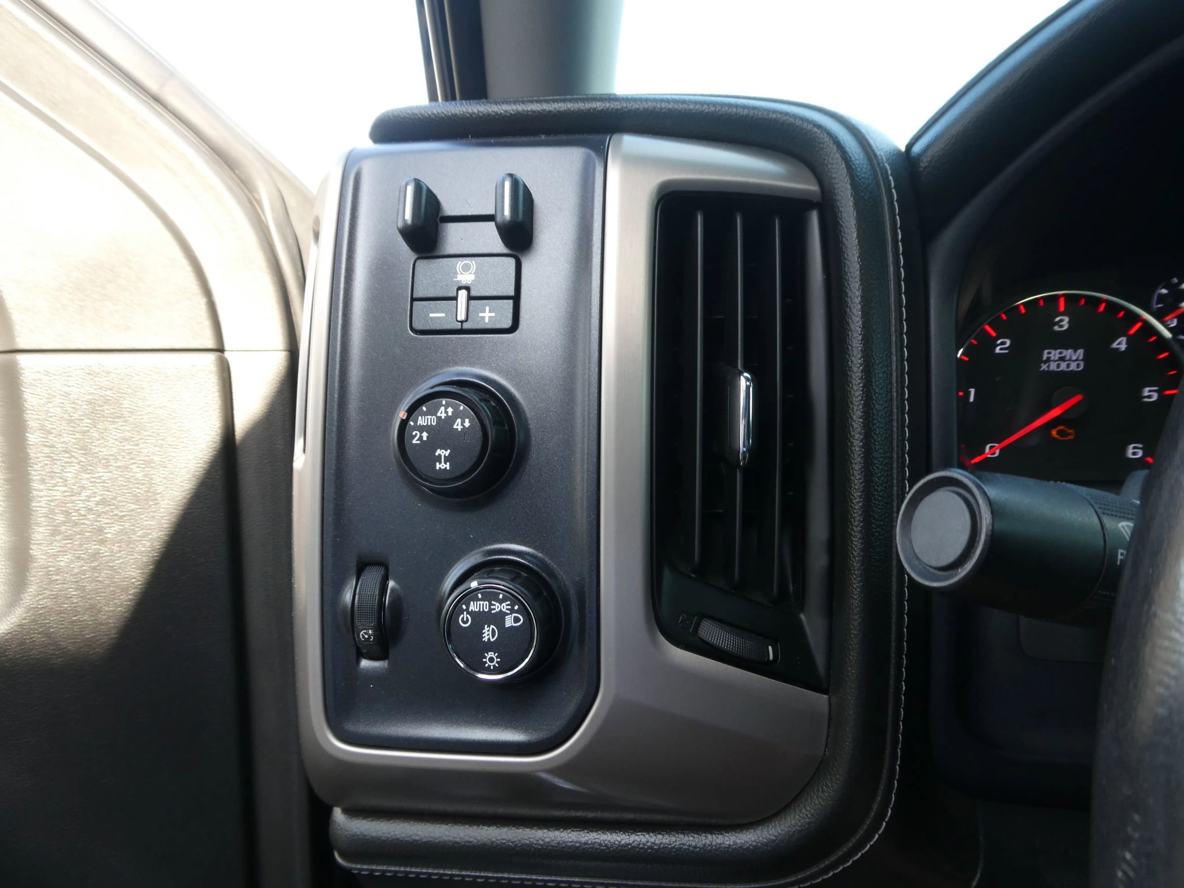 Used 2016 GMC Sierra 1500 Denali w/ Enhanced Driver Alert Package AWD/4WD image 18