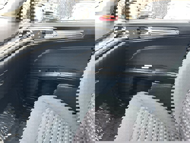 Used 2017 Ford Fusion SE image 12