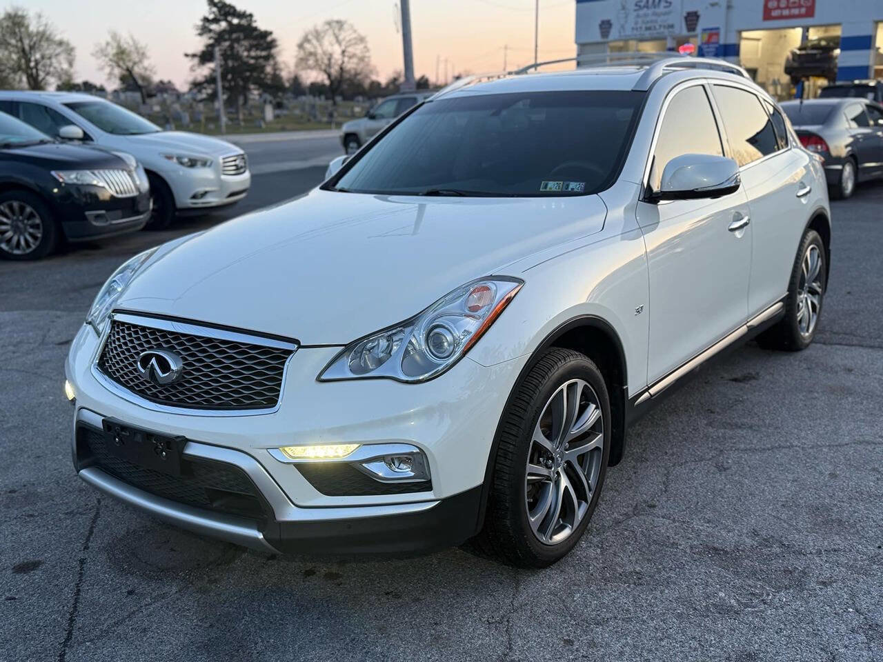 Used 2017 INFINITI QX50 2WD w/ Technology Package image 2