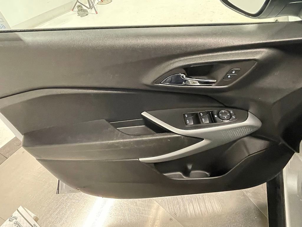 Used 2024 Chevrolet Trax RS w/ Driver Confidence Package image 17