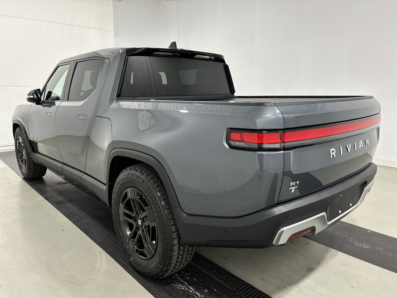 Used 2024 Rivian R1T Adventure AWD/4WD image 3