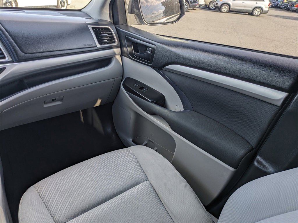 Used 2019 Toyota Highlander LE image 17