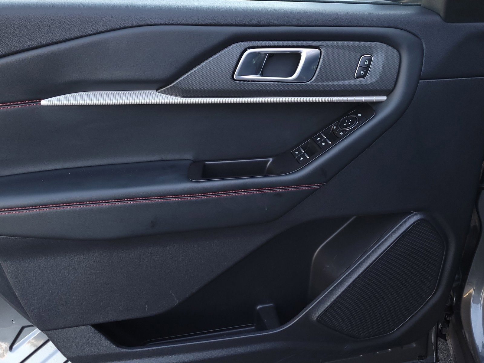 Used 2025 Ford Explorer ST-Line image 10