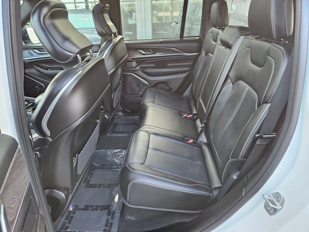 Used 2023 Jeep Grand Cherokee Overland w/ Luxury Tech Group IV image 18