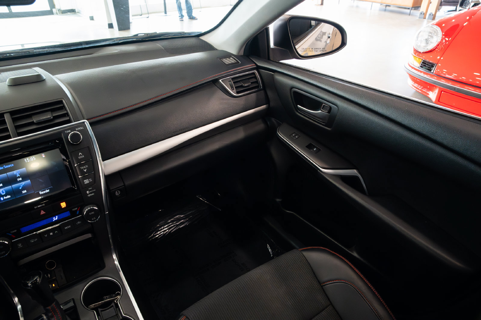 Used 2016 Toyota Camry SE w/ Moonroof Package FWD image 11