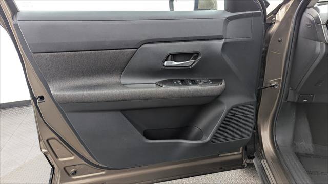 Used 2025 Nissan Kicks SV AWD/4WD image 13