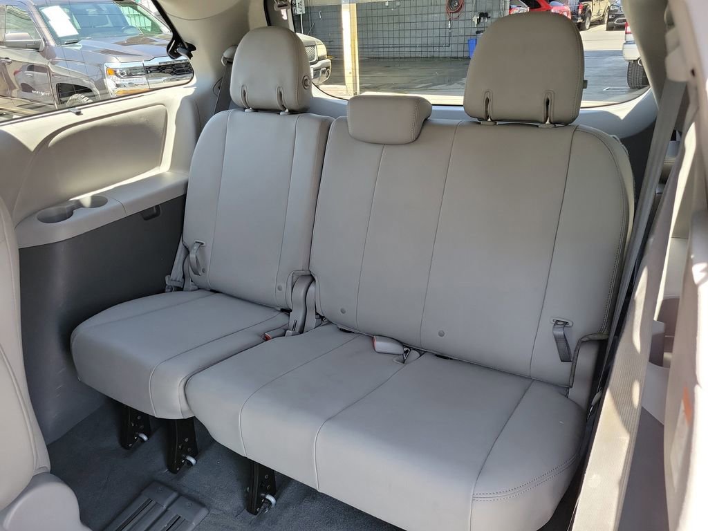 Used 2020 Toyota Sienna XLE w/ XLE Navigation Package FWD image 17