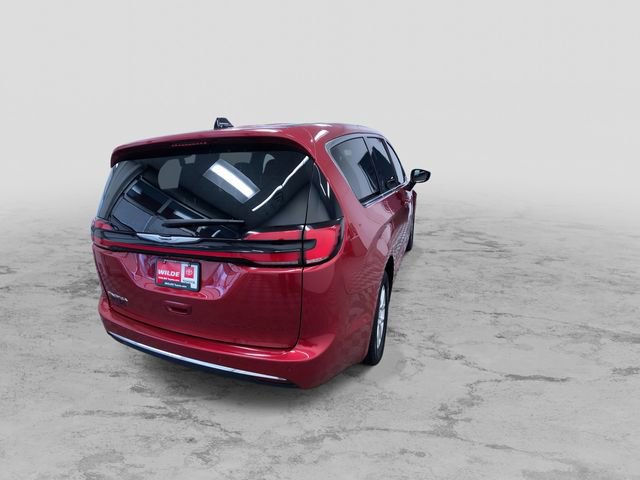 Used 2025 Chrysler Pacifica Select image 10