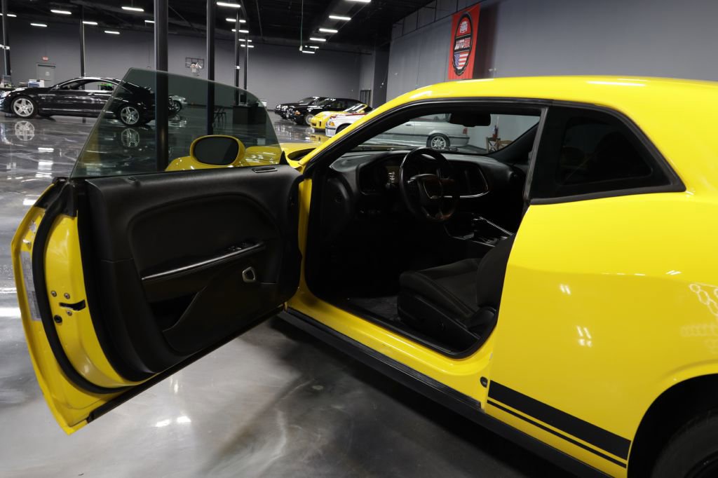 Used 2017 Dodge Challenger SXT image 9