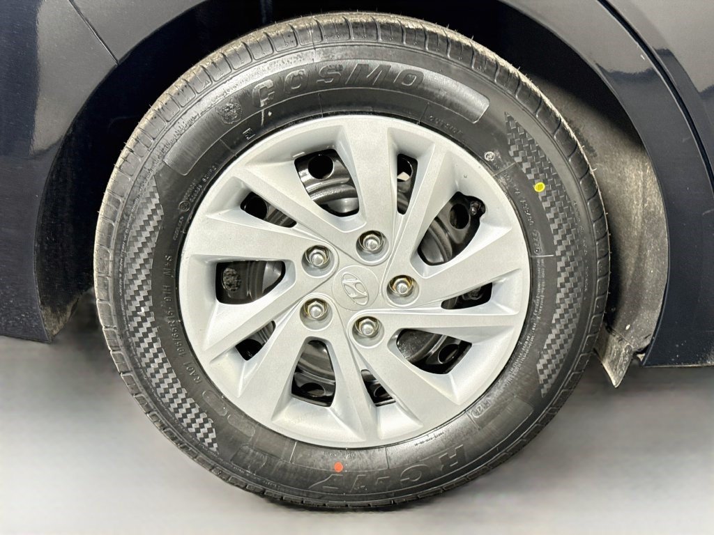 Used 2020 Hyundai Elantra SE FWD image 31