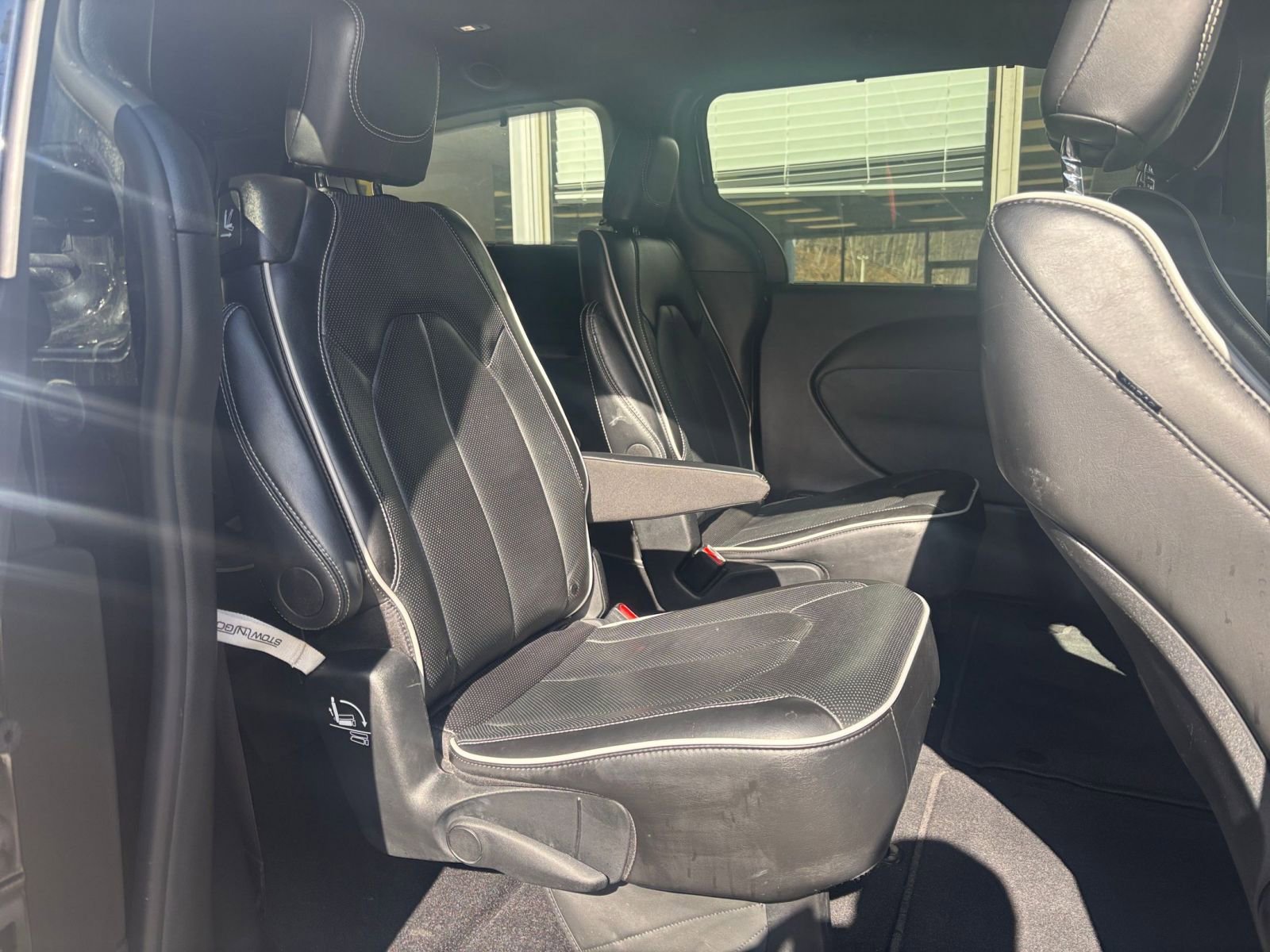 Used 2025 Chrysler Pacifica Limited image 43