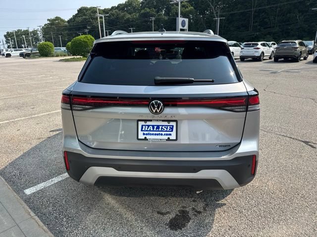 Used 2025 Volkswagen Tiguan SE AWD/4WD image 4