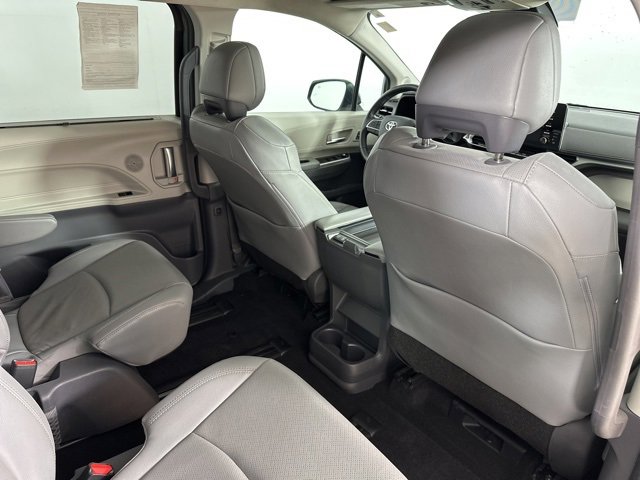 Used 2021 Toyota Sienna Limited image 28
