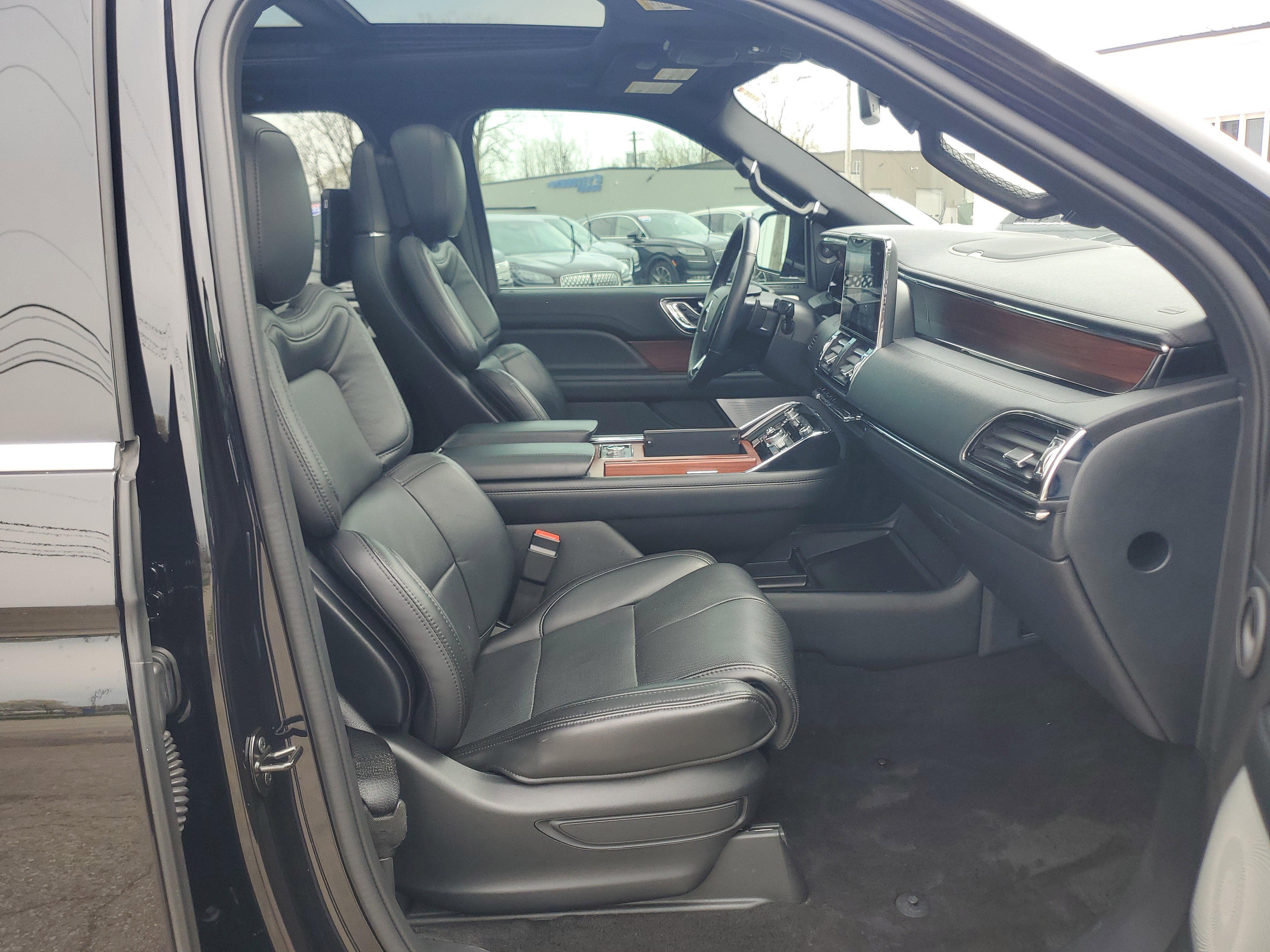 Certified 2021 Lincoln Navigator Reserve w/ Luxury Package AWD/4WD image 9