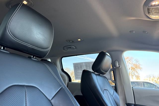 Used 2023 Chrysler Pacifica Touring-L image 21