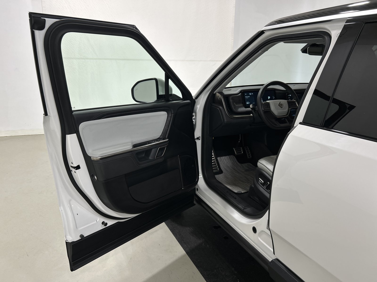 Used 2024 Rivian R1S Adventure AWD/4WD image 16