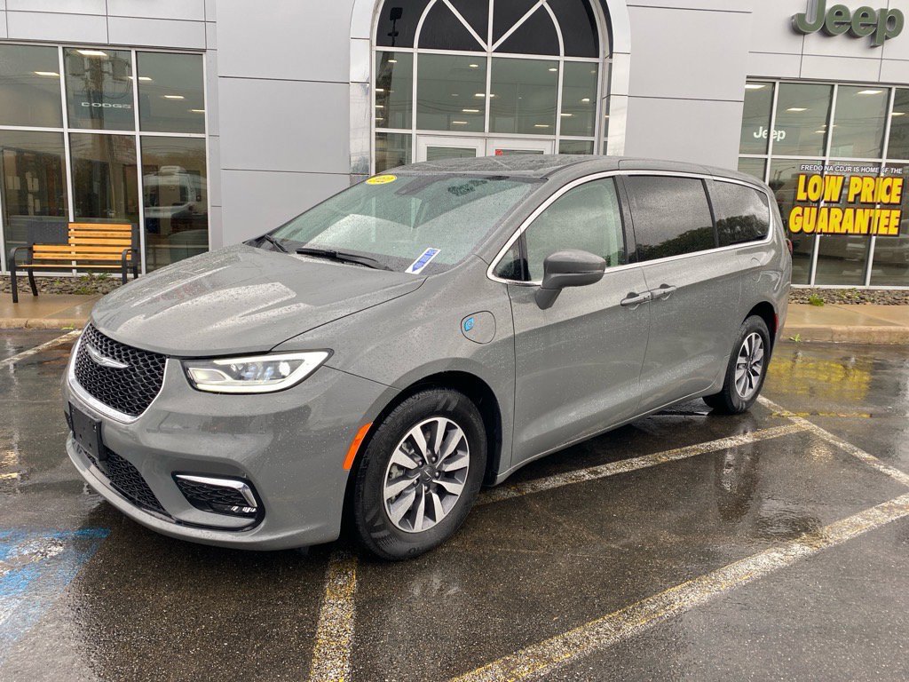 Used 2022 Chrysler Pacifica Touring-L image 1