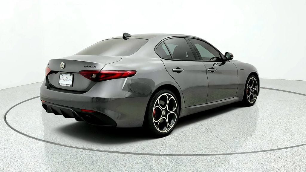 Used 2023 Alfa Romeo Giulia Veloce AWD/4WD image 5