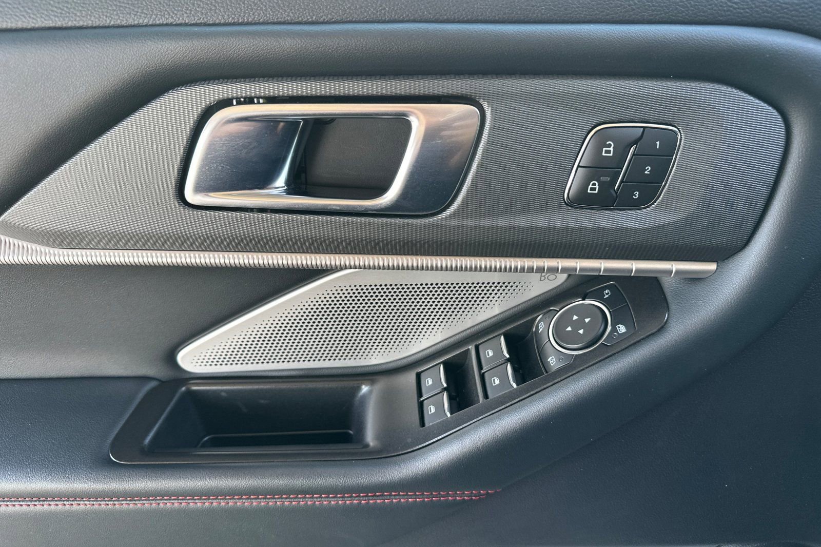 Used 2025 Ford Explorer ST image 11