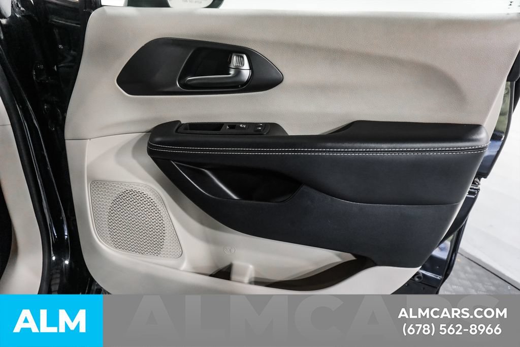 Used 2023 Chrysler Pacifica Touring-L FWD image 38