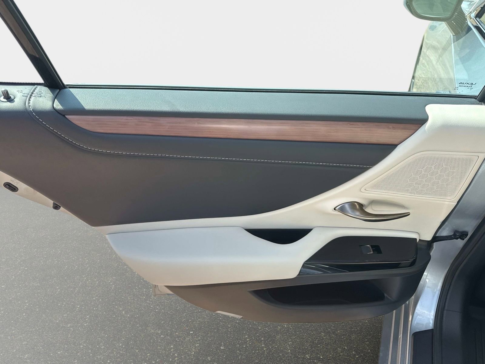 Used 2025 Lexus ES 350 w/ Premium Package image 11