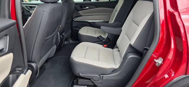 Used 2025 Chevrolet Traverse LT FWD image 12