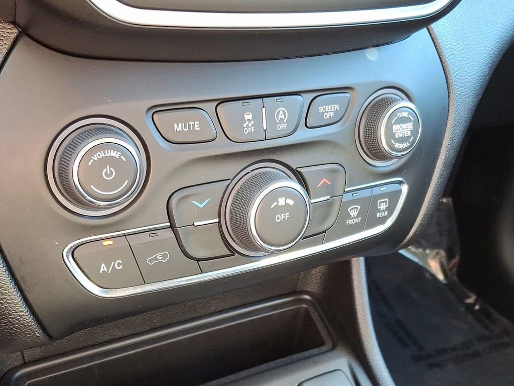 Used 2019 Jeep Cherokee Latitude Plus image 16