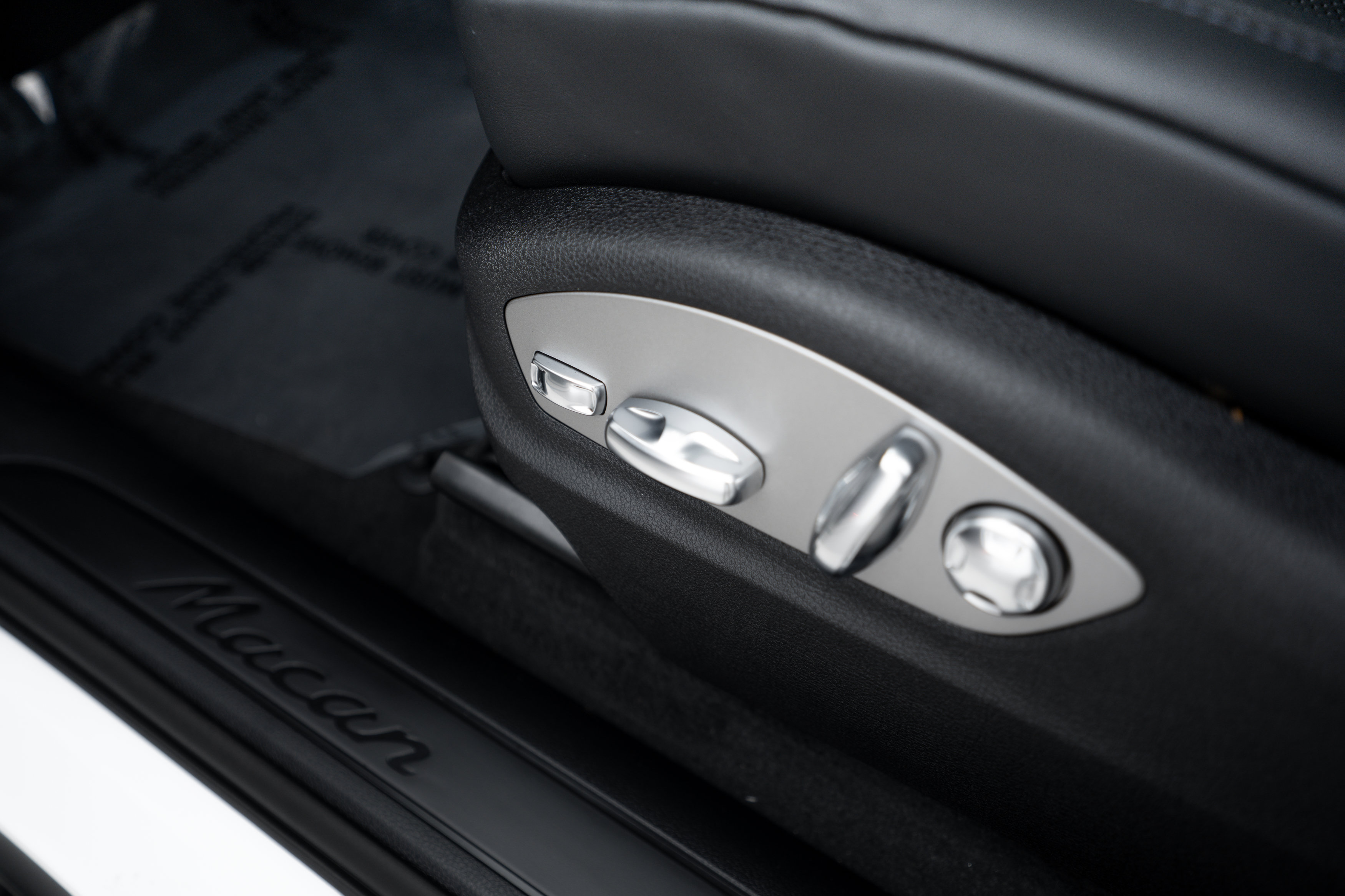 Certified 2026 Porsche Macan AWD/4WD image 16