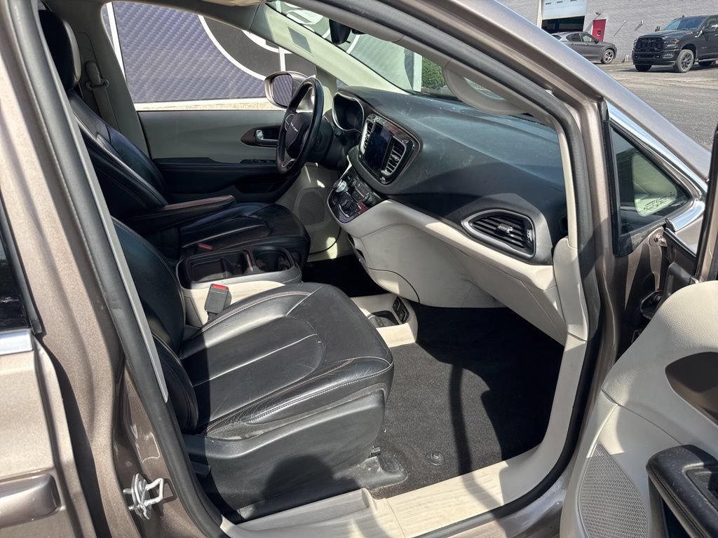 Used 2017 Chrysler Pacifica Touring-L FWD image 63