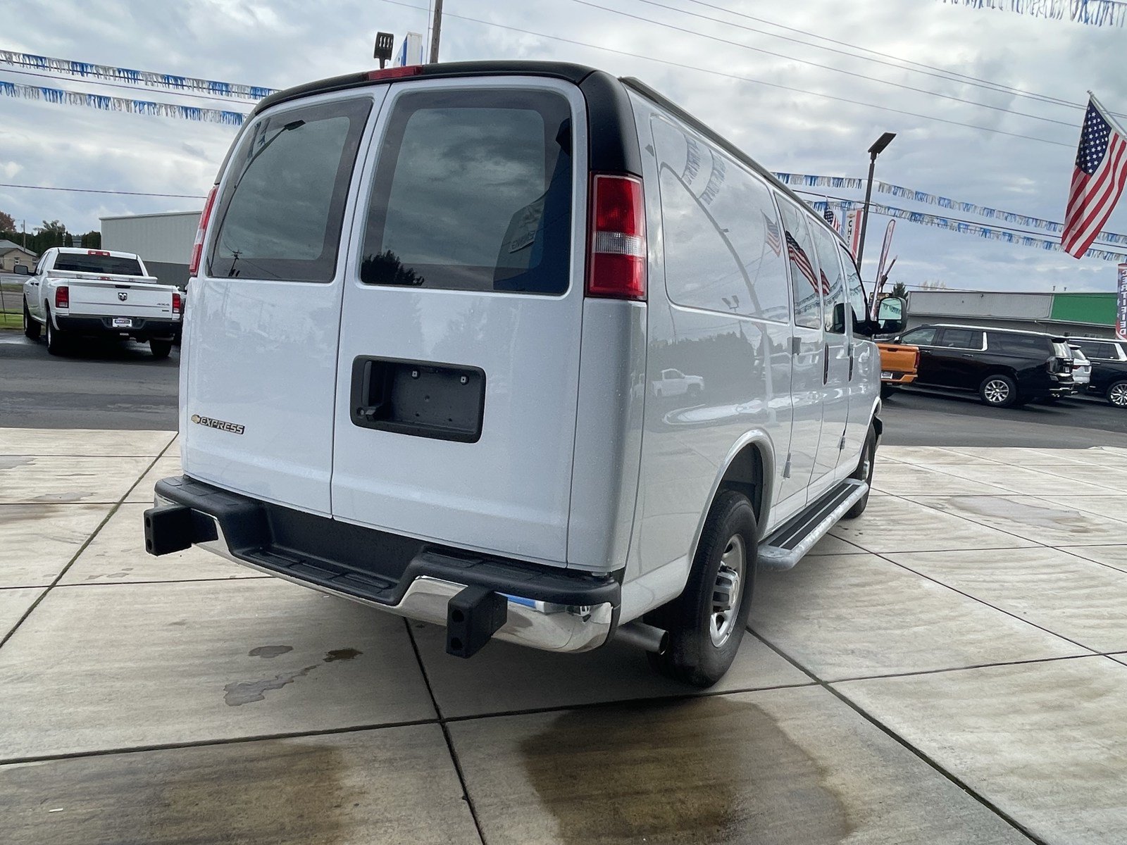 Used 2025 Chevrolet Express 2500 w/ Driver Convenience Package RWD image 5