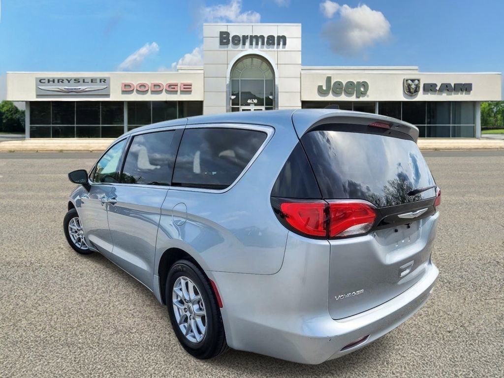 Used 2023 Chrysler Voyager LX FWD image 7