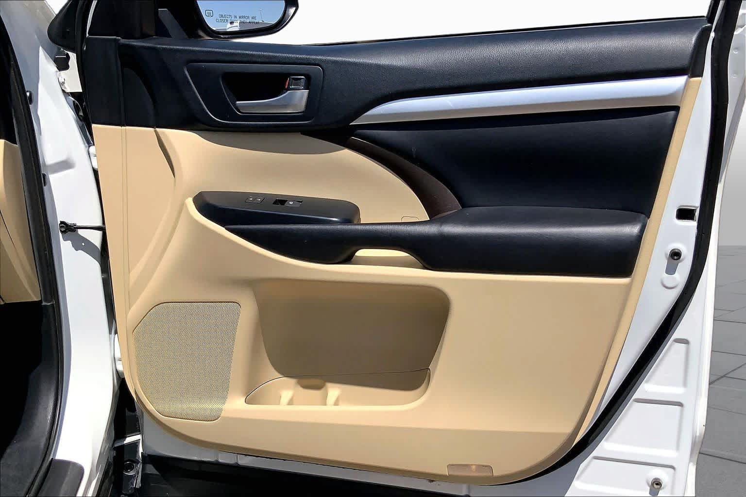 Used 2019 Toyota Highlander XLE FWD image 22