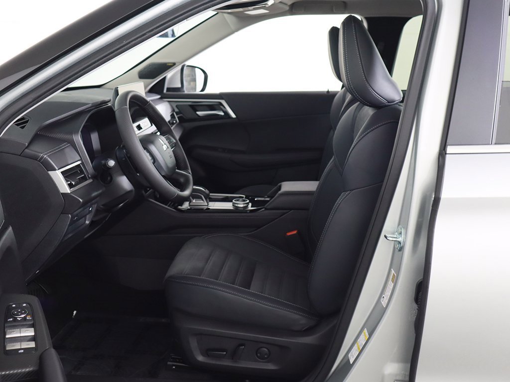 New 2025 Mitsubishi Outlander SE image 28