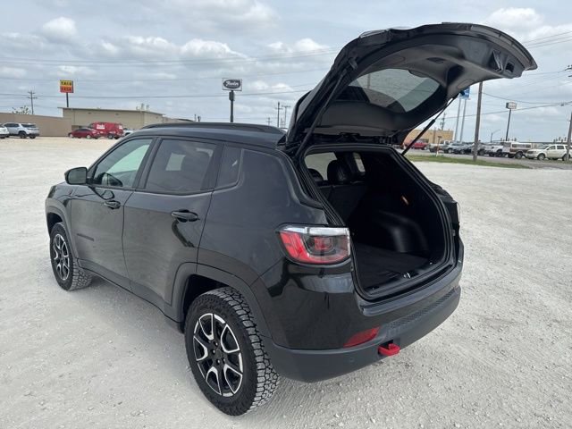 Used 2025 Jeep Compass Trailhawk image 3