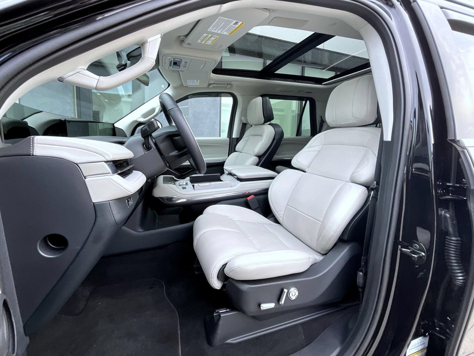 Certified 2026 Lincoln Navigator Reserve AWD/4WD image 11