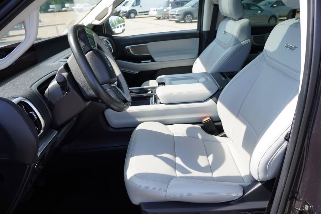 Used 2025 Ford Expedition Max Platinum w/ Driver's Package AWD/4WD image 6