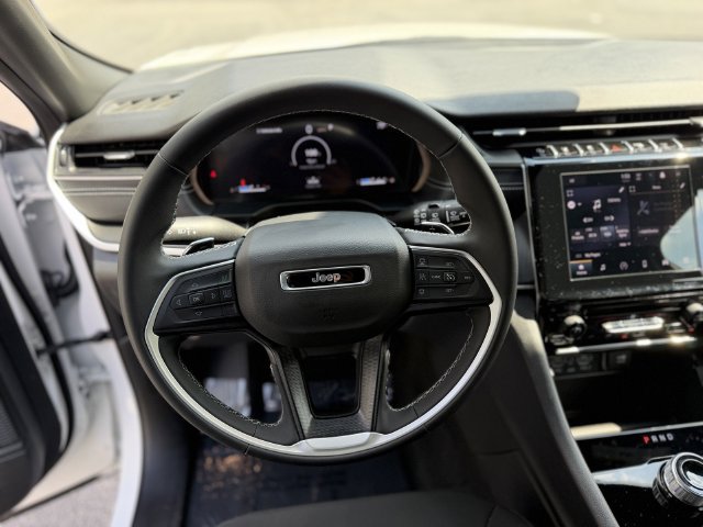 Used 2025 Jeep Grand Cherokee Laredo AWD/4WD image 14