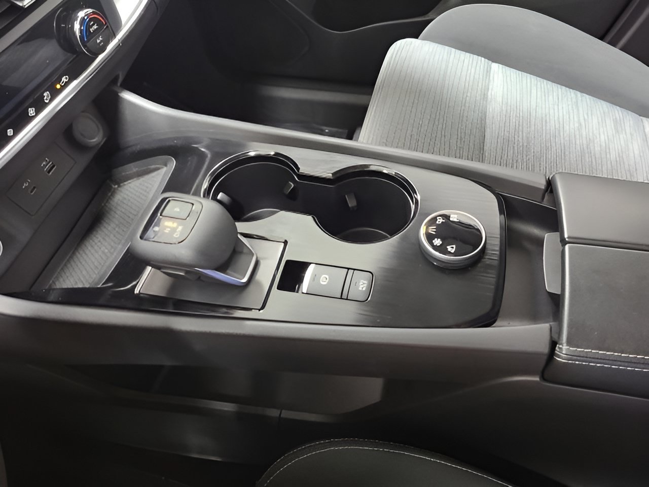 Used 2023 Nissan Rogue SV AWD/4WD image 29