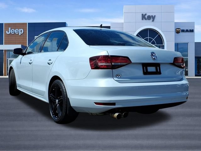 Used 2017 Volkswagen Jetta SE FWD image 3