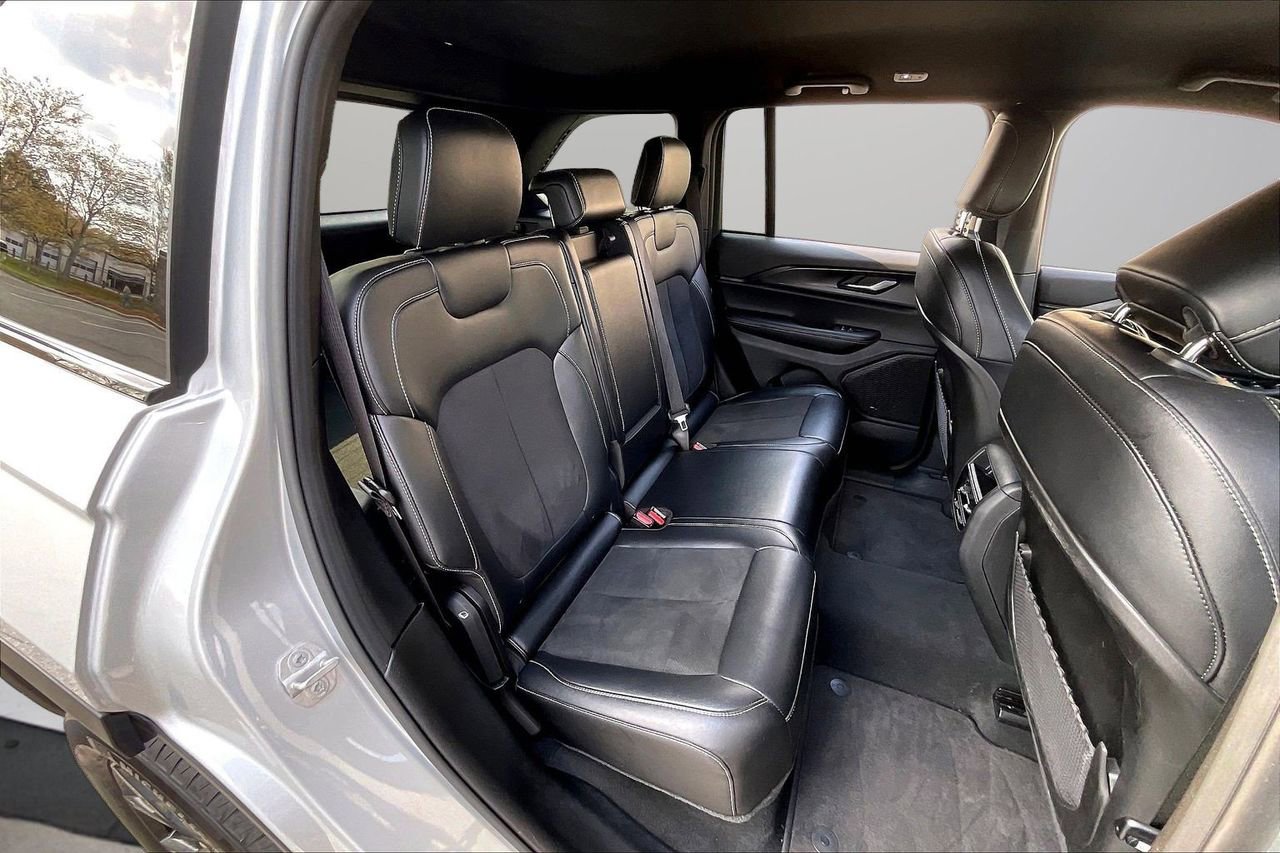 Certified 2025 Jeep Grand Cherokee Altitude image 24