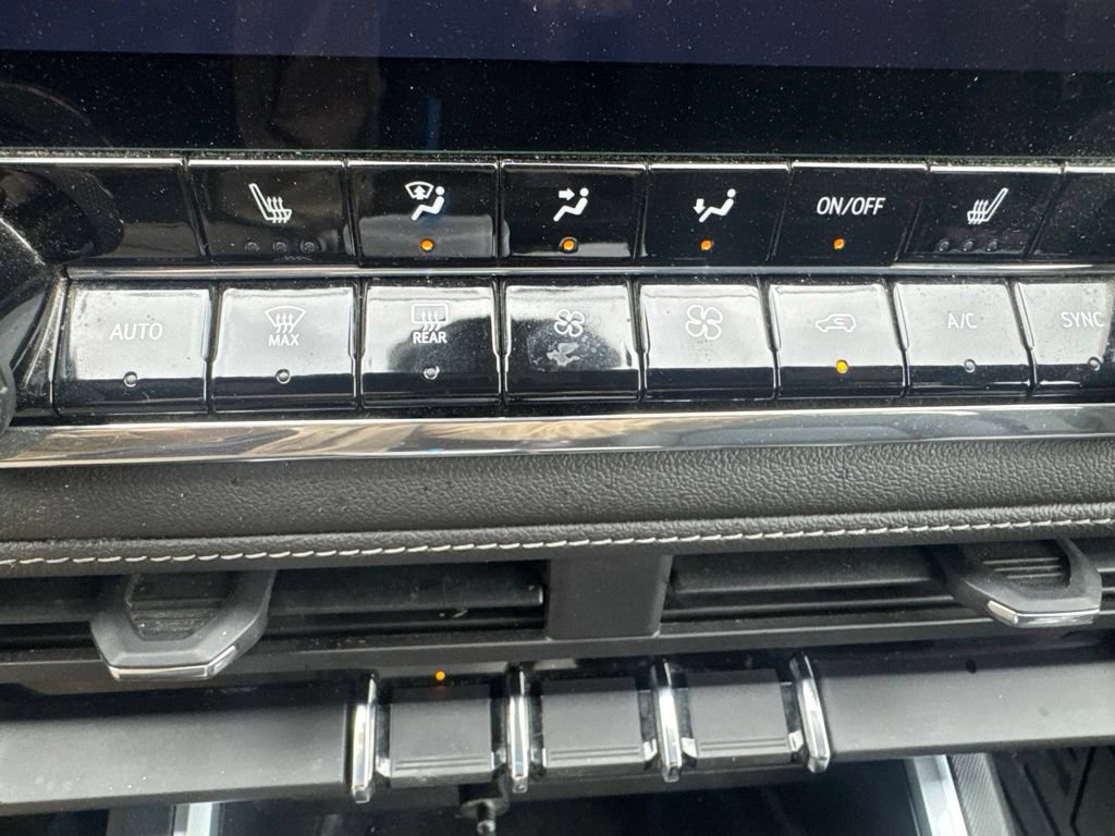 Used 2023 Chevrolet Colorado LT w/ LT Convenience Package III RWD image 11