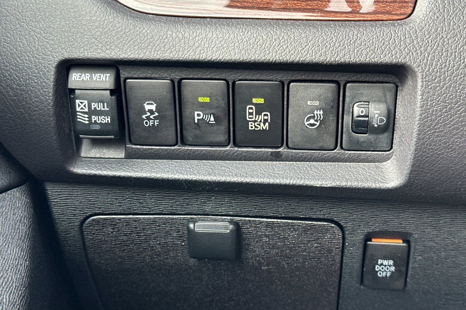 Used 2015 Toyota Sienna Limited Premium image 38