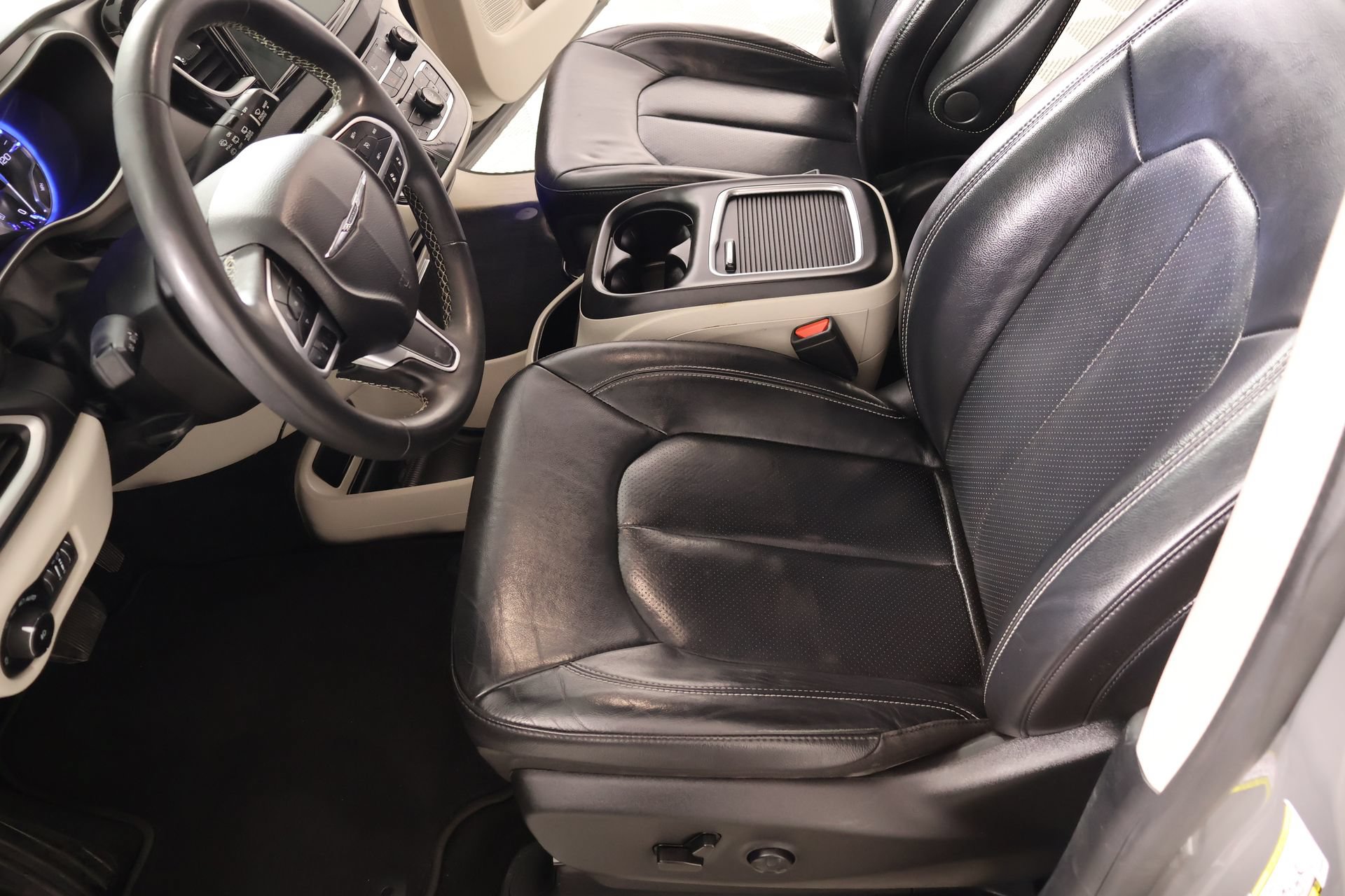 Used 2022 Chrysler Pacifica Touring-L FWD image 10